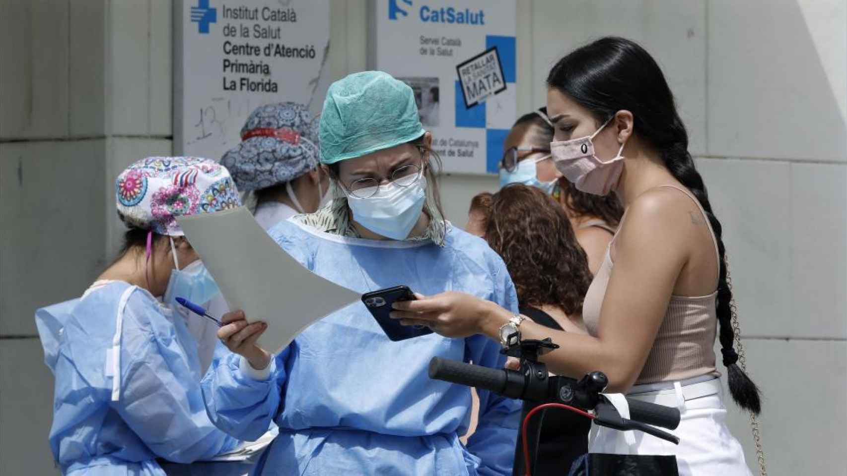 Imagen de una enfermera atendiendo en un ambulatorio catalán