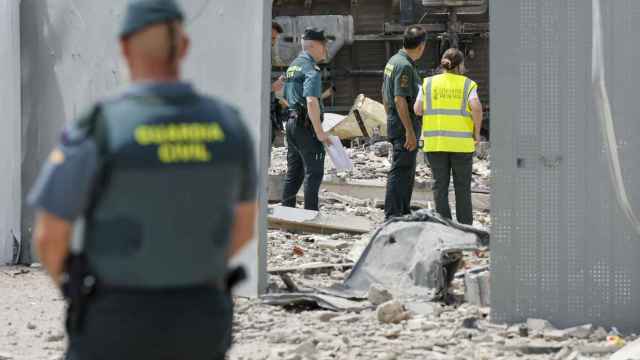 La Guardia Civil inspecciona el lugar de la explosión en la Pirotecnia del Mediterráneo, en Vilamarxant (Valencia)