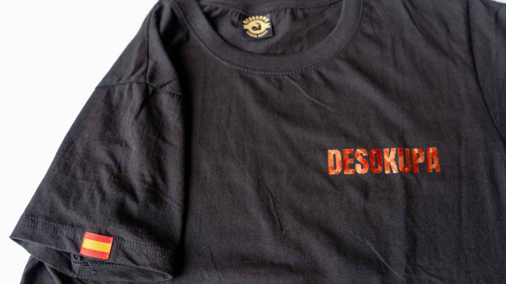 Camiseta sin etiquetado de Desokupa