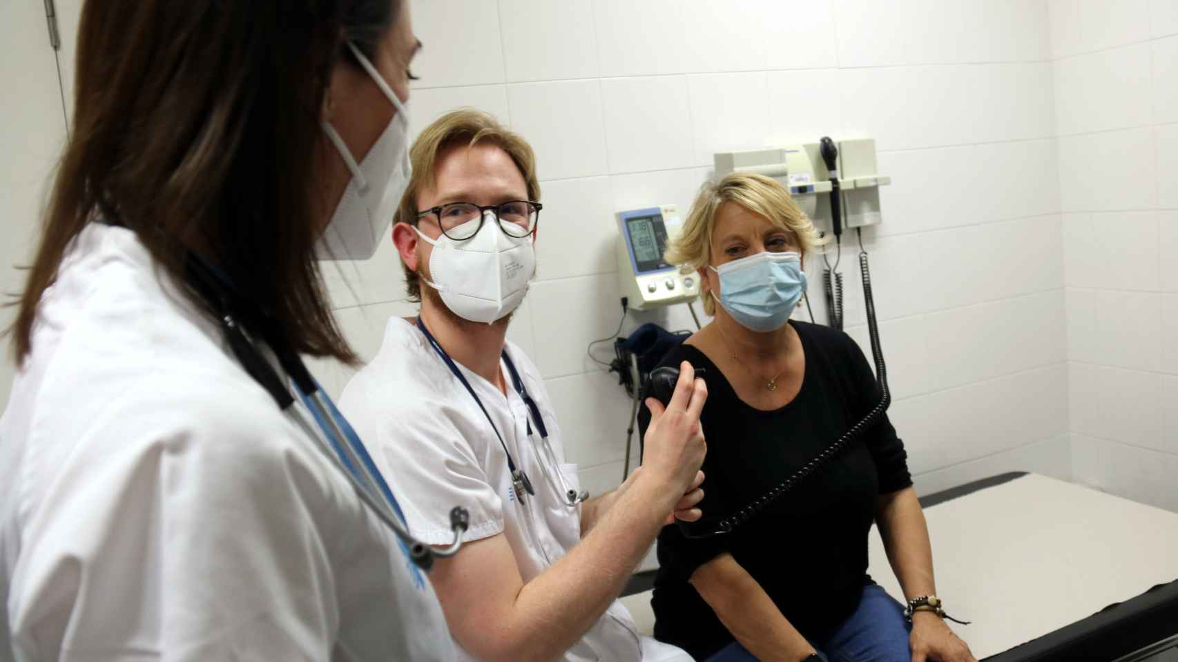 Dos médicos con un paciente en un ambulatorio catalán