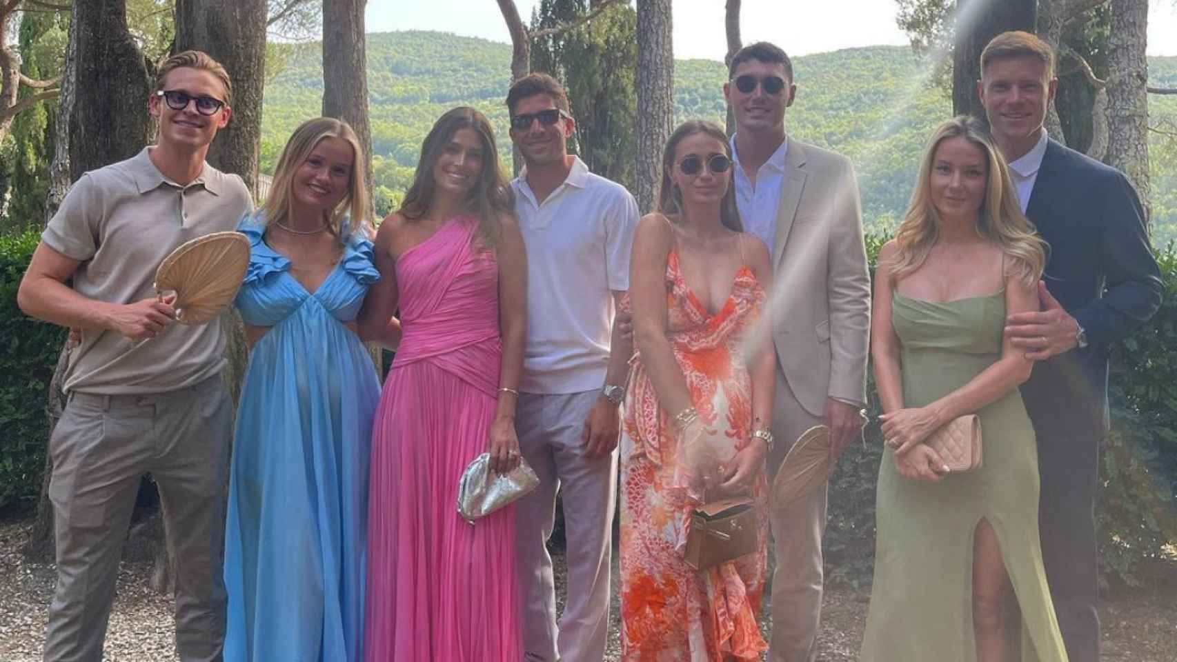 Los jugadores del Barça De Jong, Roberto, Christensen y Ter Stegen, junto a sus mujeres, en el aniversario de bodas de Lewandowski