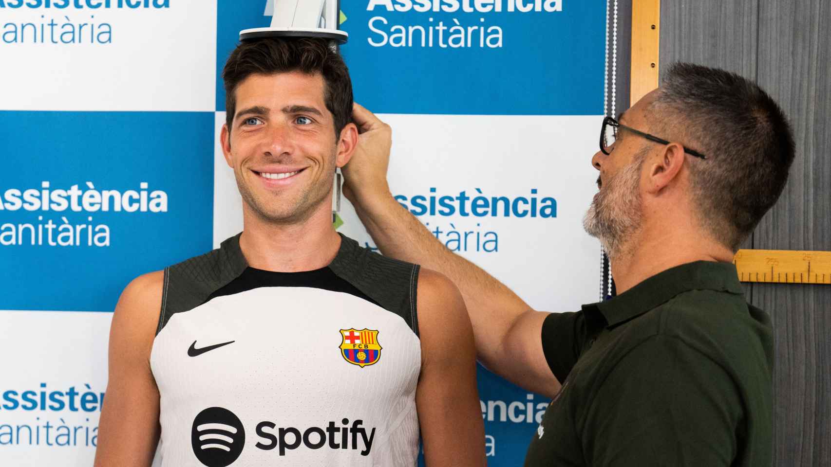 Sergi Roberto pasa la revisión médica con el Barça
