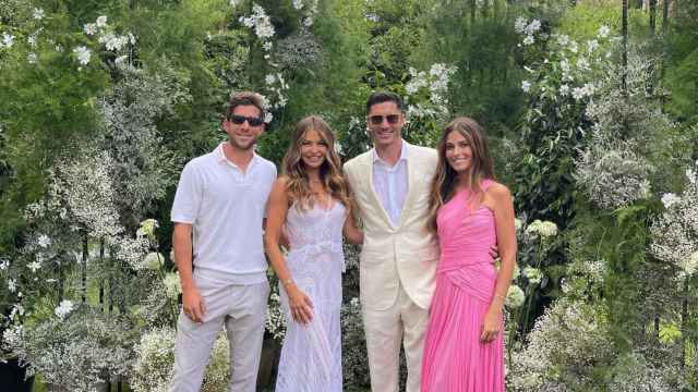 Sergi Roberto y Coral Simanovic en el aniversario de bodas de Lewandowski