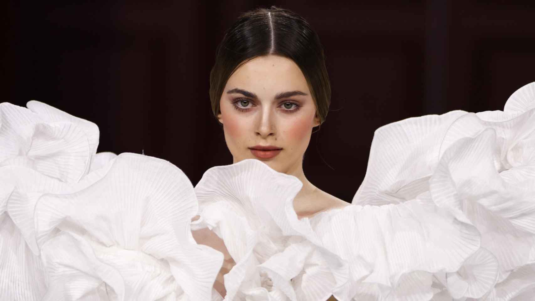 Una modelo muestra un diseño de la española Juana Martín en la Fashion Week de París