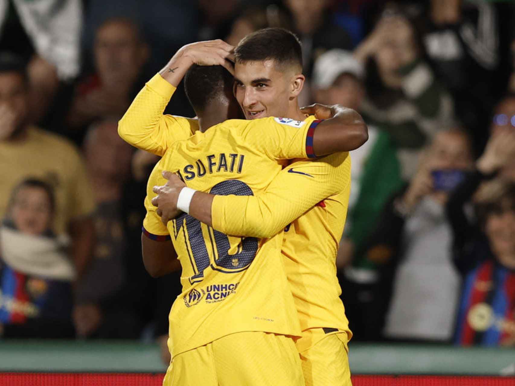 Ansu y Ferran celebran un gol abrazados