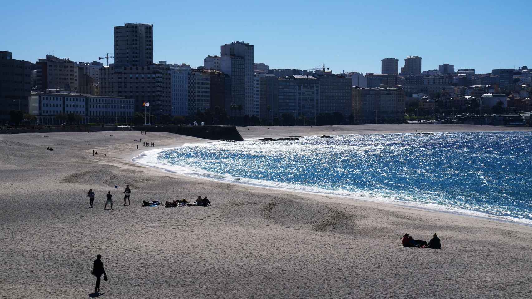 Varias personas en las playas Orzán y Riazor, a 8 de abril de 2022, en A Coruña, Galicia (España).