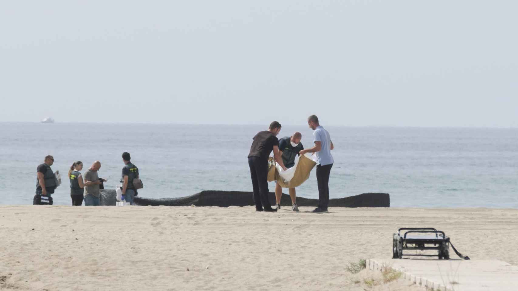 La Guardia Civil  procede al levantamiento del cadáver del bebé la playa Costa Daurada de Roda de Berà (Tarragona)