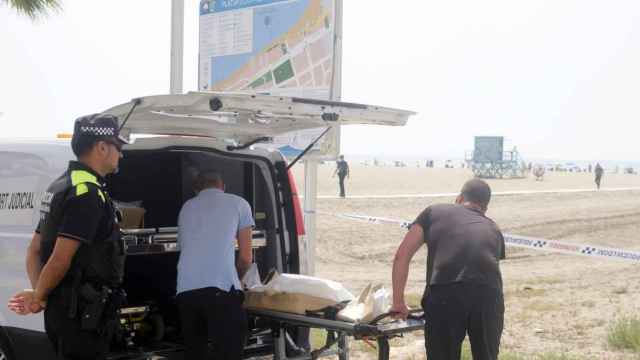 La Guardia Civil  procede al levantamiento del cadáver del bebé la playa Costa Daurada de Roda de Berà (Tarragona)
