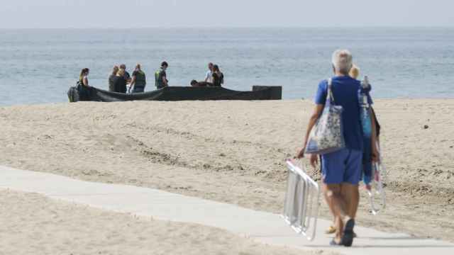 Un bañista en la playa de Roda de Berà en la que este martes ha aparecido el cuerpo de un niño