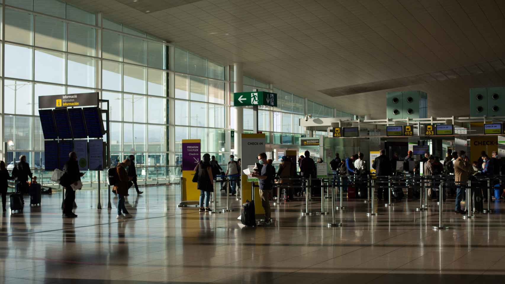 Vista general de varios pasajeros en el aeropuerto de El Prat, en Barcelona