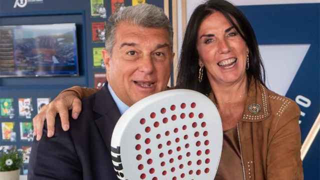 Joan Laporta y Cristina Cubero, posando con una pala de pádel / REDES