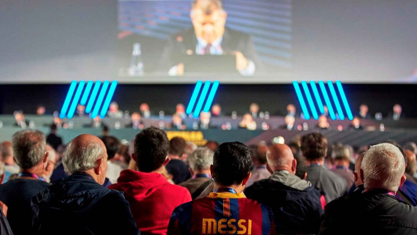 Aficionados y socios del FC Barcelona, escuchando a Laporta en Asamblea