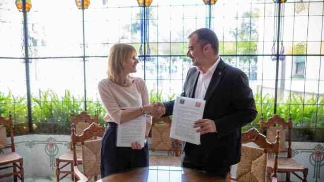 Lluïssa Moret (PSC) y Jordi Ballart (Tot per Terrassa) firman el pacto para la Diputación de Barcelona
