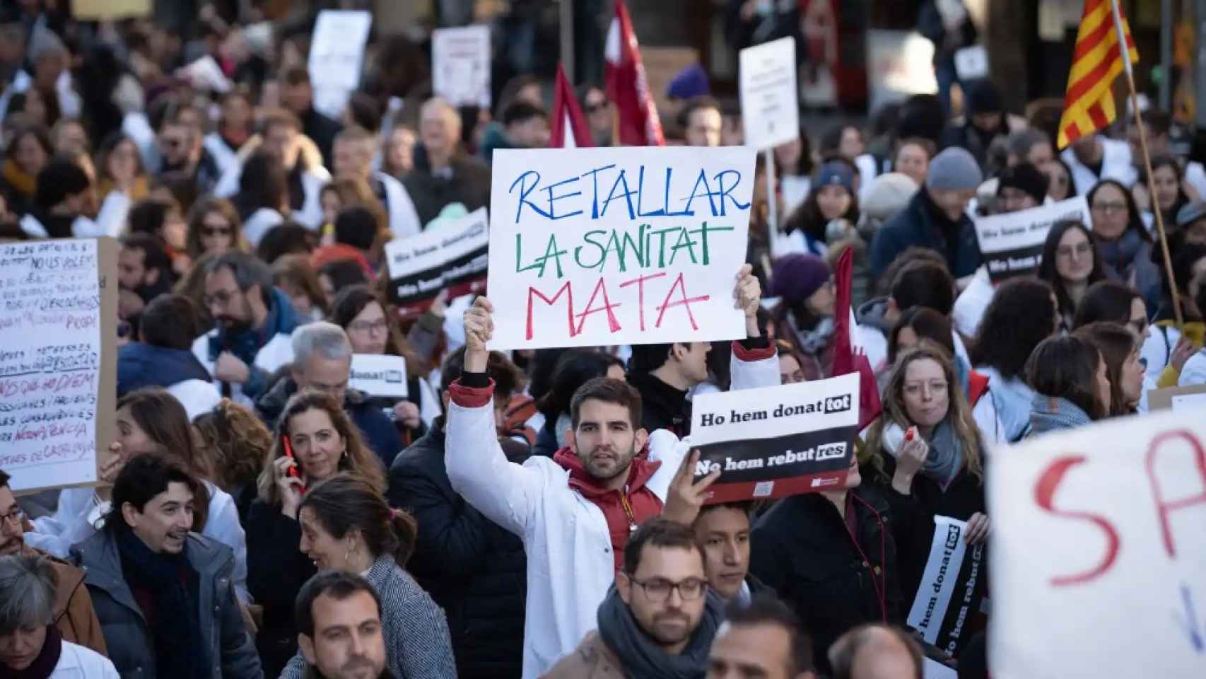 Médicos de Cataluña protestan con pancartas y batas blancas en una manifestación del sindicato Metges de Catalunya