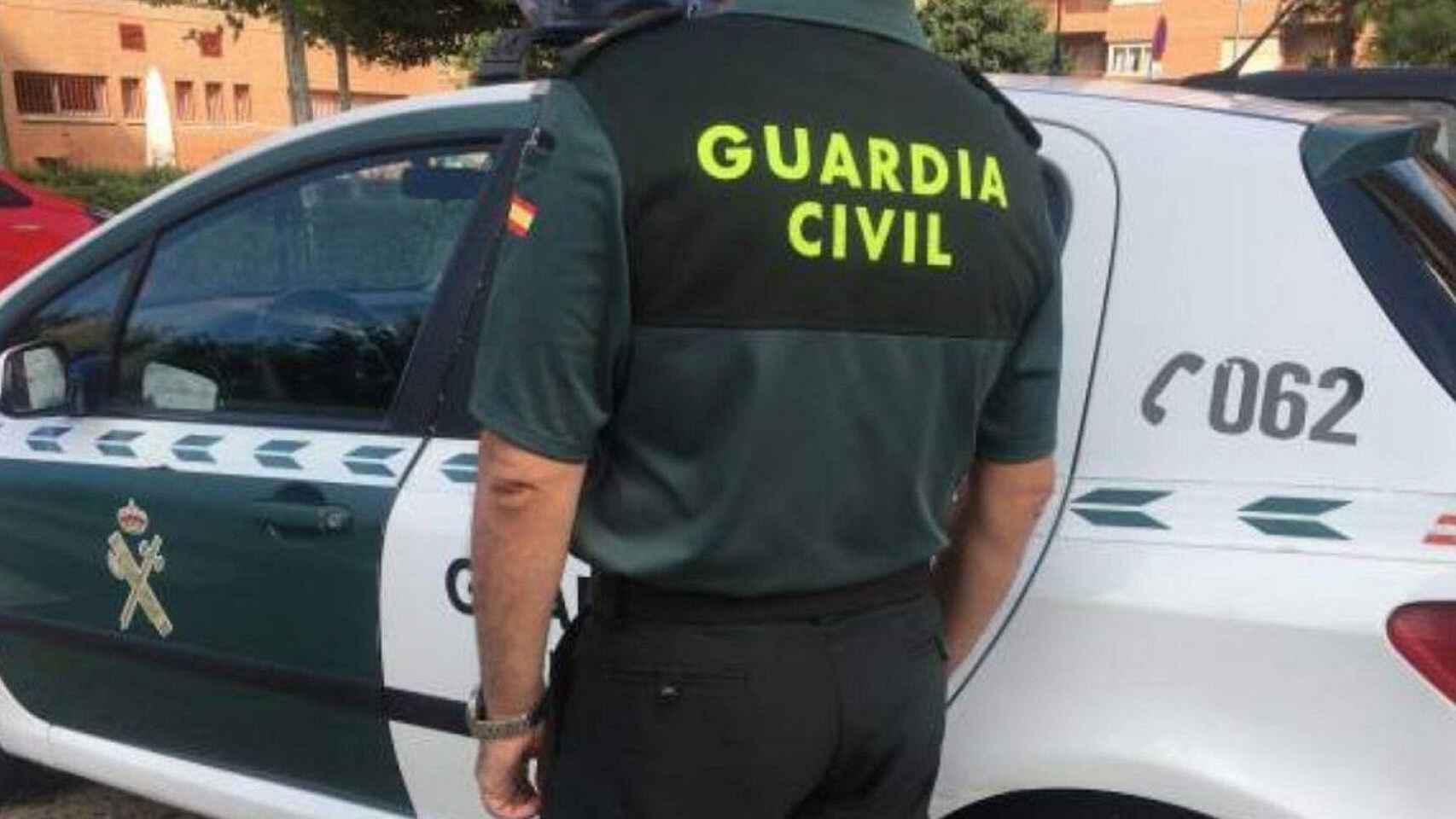 Un agente de la Guardia Civil