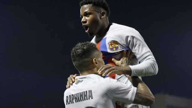 Ansu y Raphinha celebran un gol con el Barça
