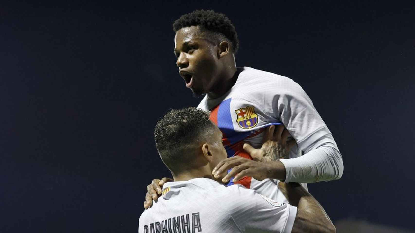 Ansu y Raphinha celebran un gol con el Barça