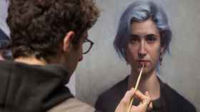Un artista pinta una mujer, en la Barcelona Academy of Art