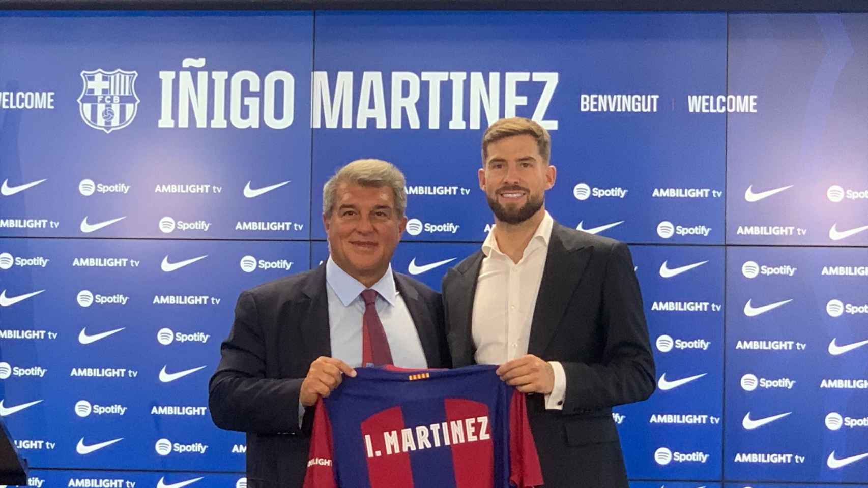 Iñigo Martínez posa como nuevo jugador del Barça junto al presidente Joan Laporta