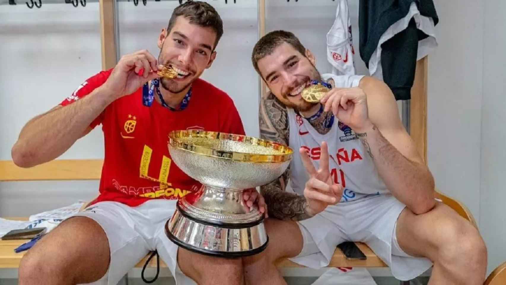 Willy y Juancho Hernangómez celebran sus títulos con España