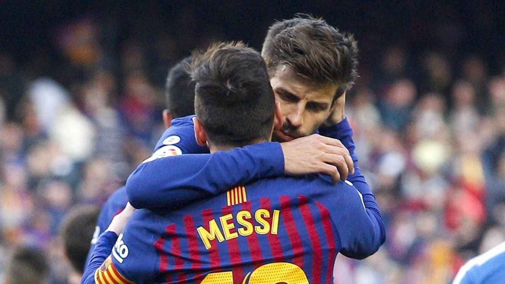 Messi se abraza con Piqué