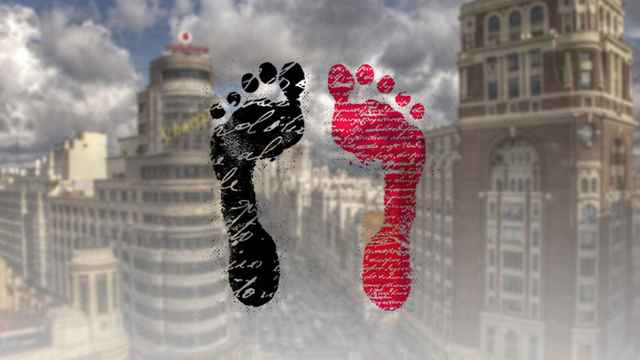 Imagen a partir de la portada del libro de Aitor Romero, 'El arte de escribir de pie', con Madrid y Barcelona de fondo