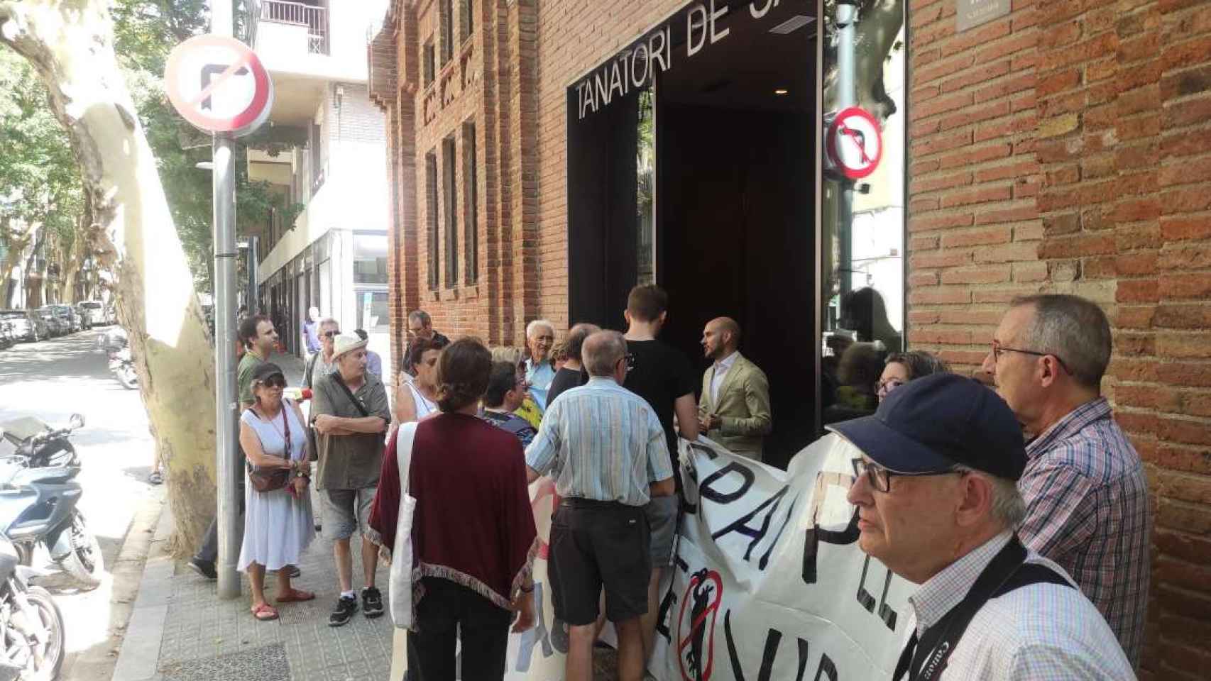 Protesta de los vecinos en la inauguración tanatorio de Sants
