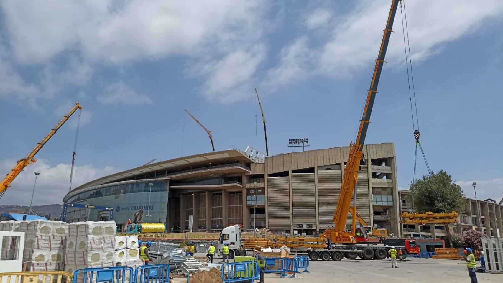 Las nuevas grúas para las obras del Camp Nou, procedentes de Kuwait
