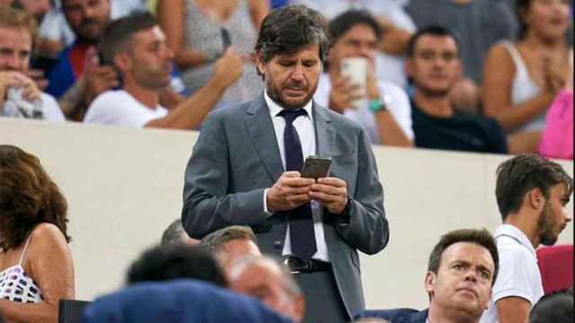 Mateu Alemany, con el móvil durante un partido en el Camp Nou