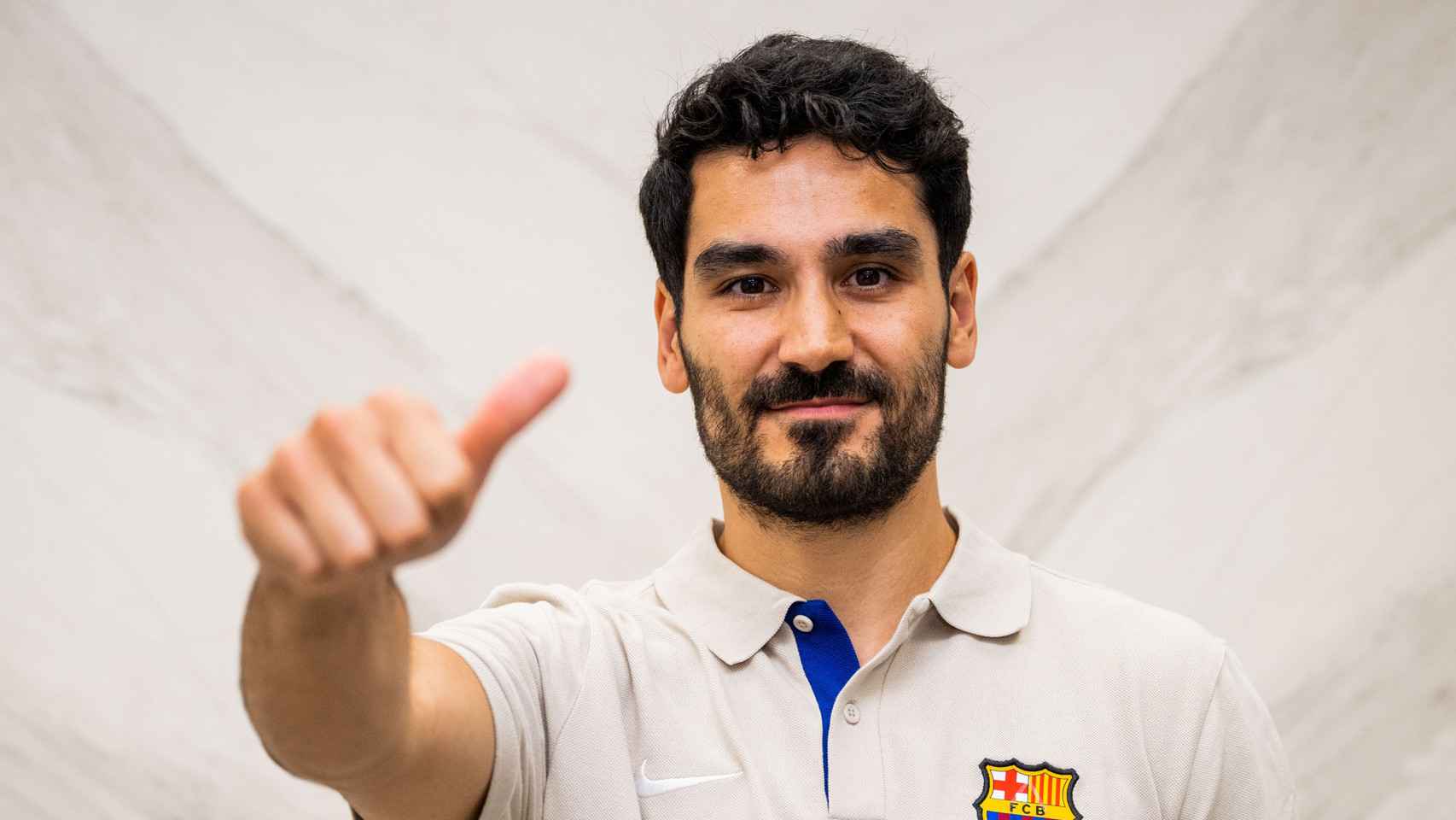 Gundogan posa con una indumentaria del Barça tras llegar a Barcelona