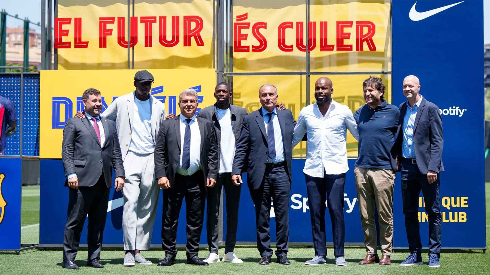 Eduard Romeu, Joan Laporta, Rafa Yuste, Mateu Alemany, Jordi Cruyff, junto a Dembelé y su agente en el día de la renovación del francés con el Barça