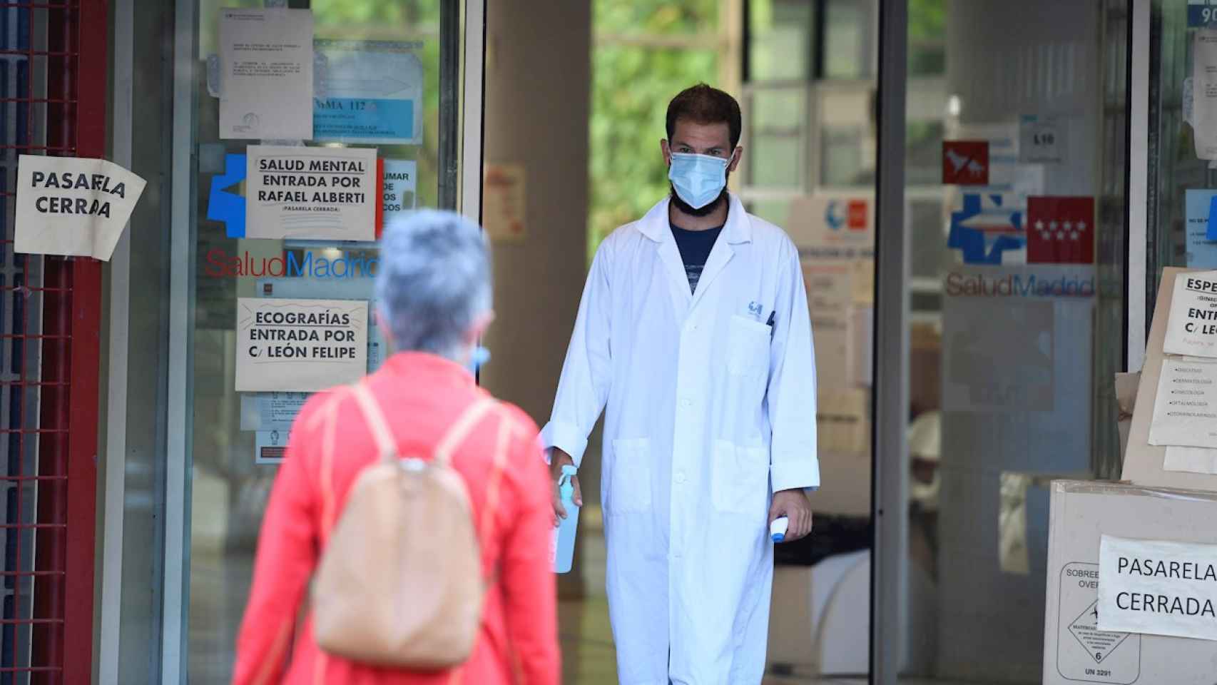 Un sanitario, saliendo de un ambulatorio en Vallecas, en Madrid