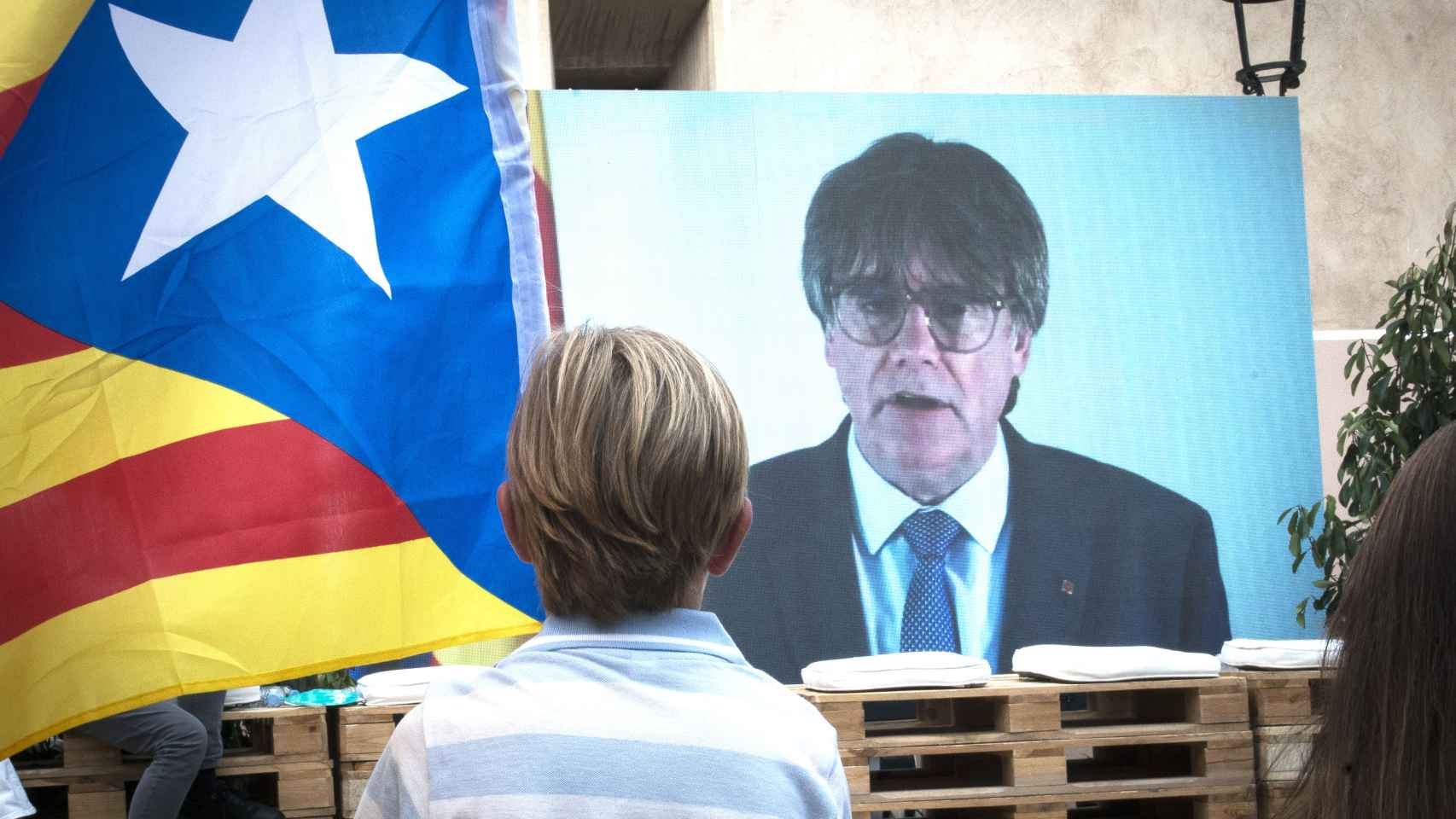 Carles Puigdemont, en la pantalla en el mitin central de Junts