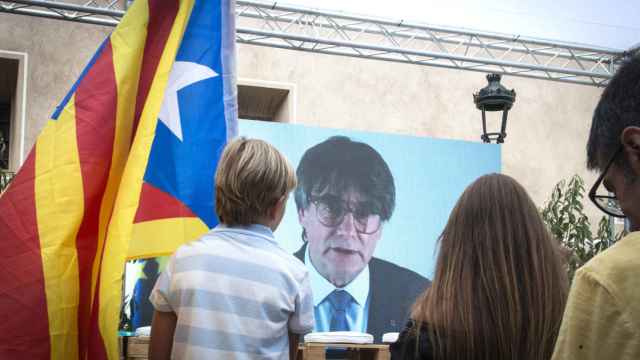 Puigdemont, en la pantalla del mitin central de Junts per Catalunya en Amer (Girona)