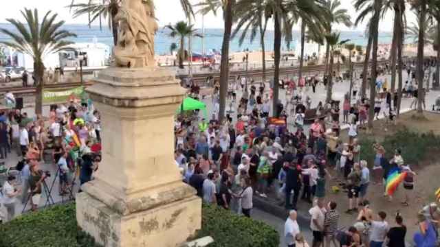 Ignacio Garriga (Vox) se encara en Badalona con una protesta indepe