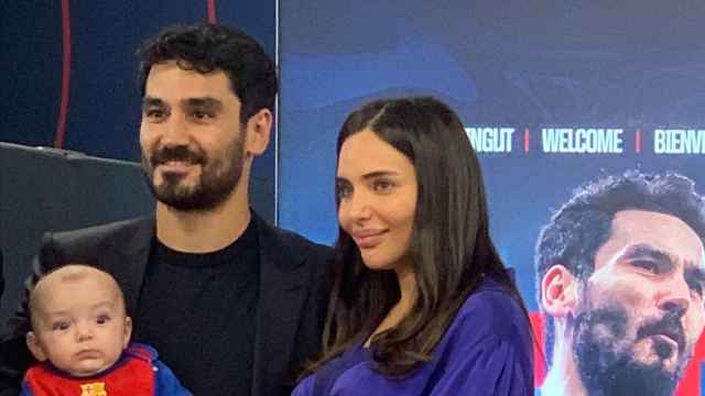 Gundogan y su esposa, Sara Arfaoui, sostienen en brazos a su bebé Ilkay