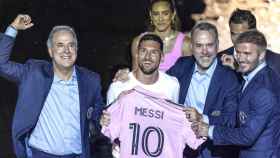Leo Messi, junto a los hermanos Mas y David Beckham en su presentación con el Inter Miami / EFE