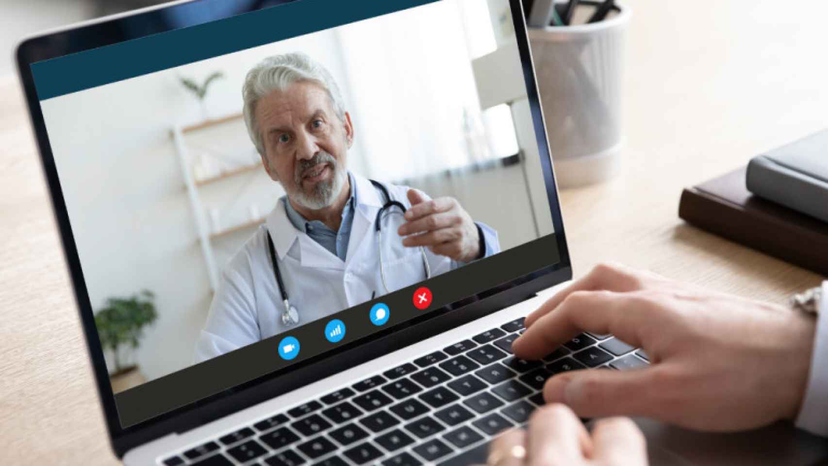 Un paciente hace una consulta online: La telemedicina es el futuro de la salud