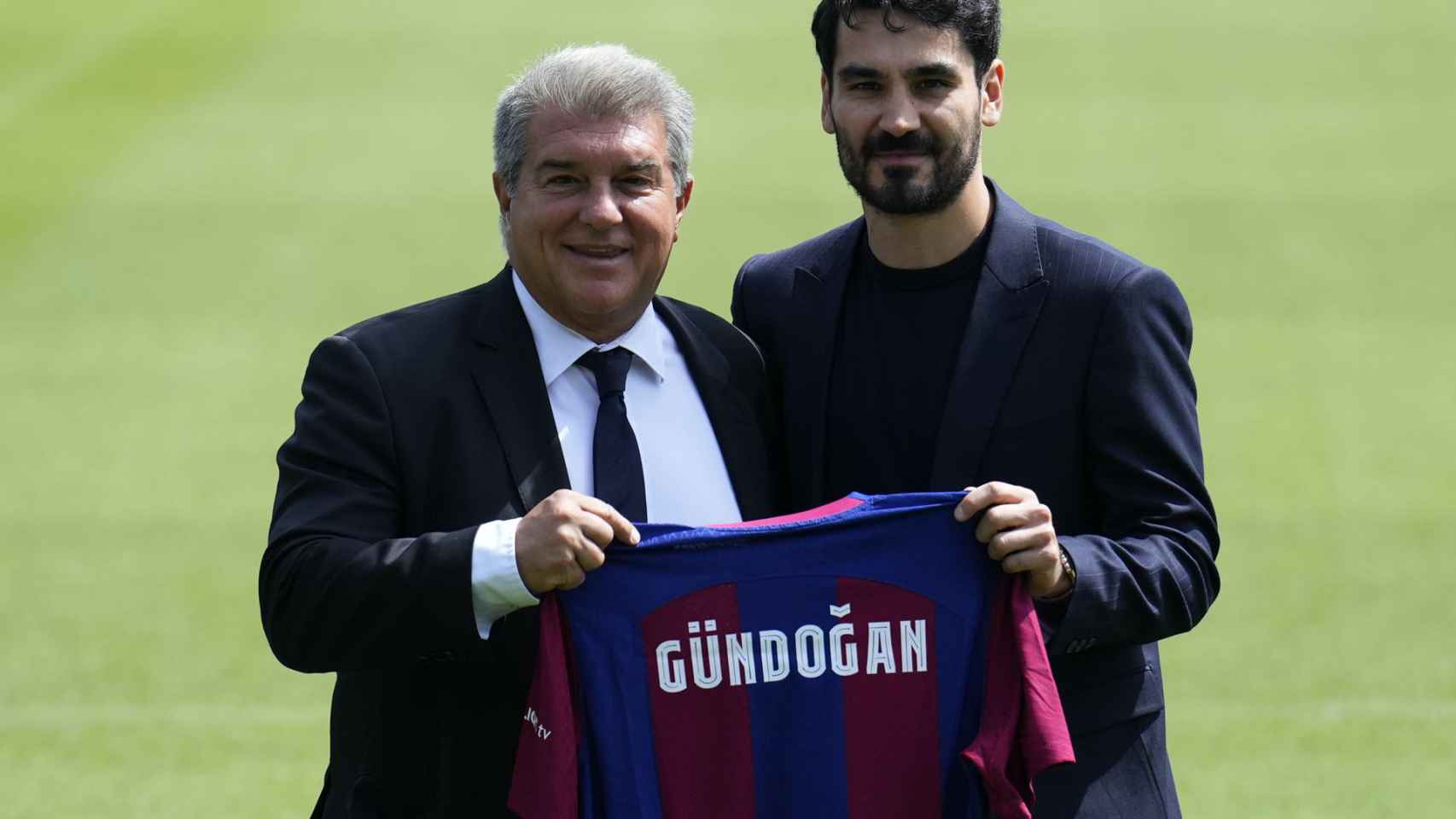 Laporta y Gundogan posan con la camiseta del FC Barcelona / EFE