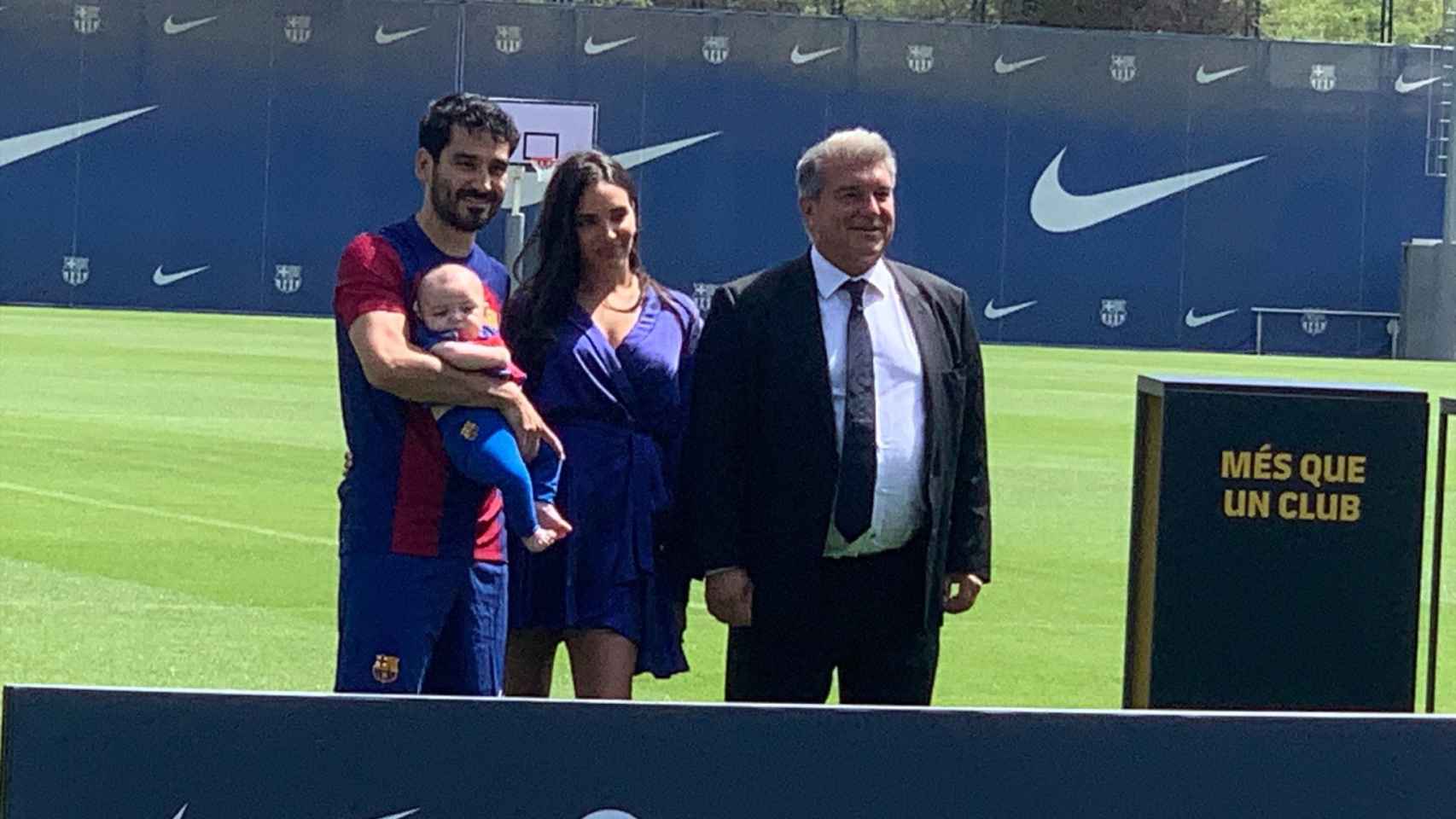 Ilkay Gundogan y su esposa Sara Arfaoui posan junto al presidente del Barça, Joan Laporta