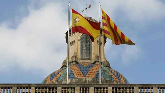 Banderas española y catalana en el Parlament