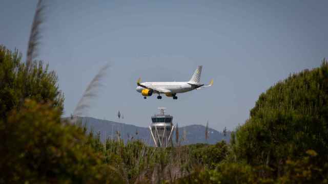 Un avión sobrevuela el espacio natural protegido de La Ricarda