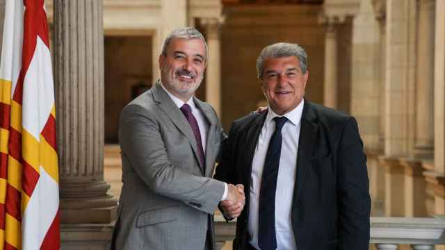 Joan Laporta y Jaume Collboni se saludan en el Ayuntamiento de Barcelona