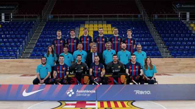 Joan Laporta, fotografiándose con la sección de hockey del Barça / FCB