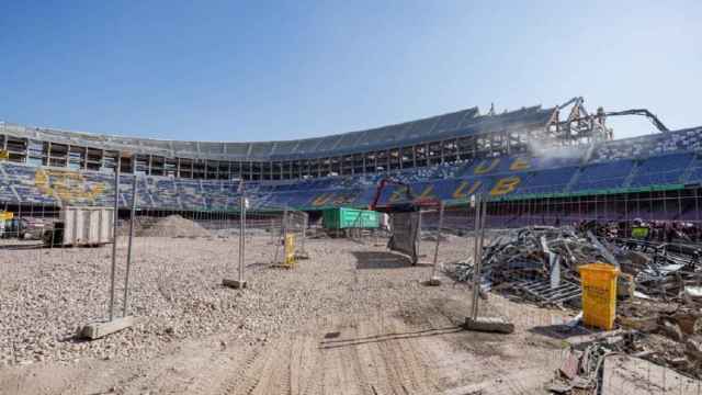 Las obras del Camp Nou progresan con la demolición de la tercera gradería