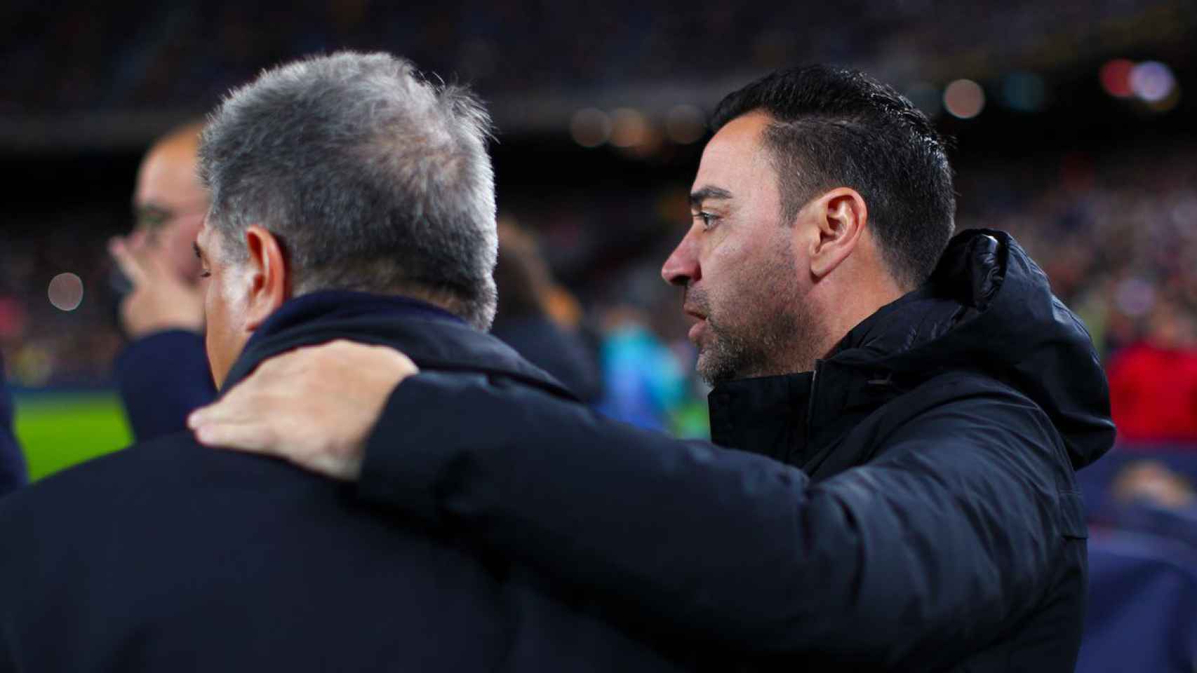 Laporta y Xavi Hernández, abrazados en el Camp Nou