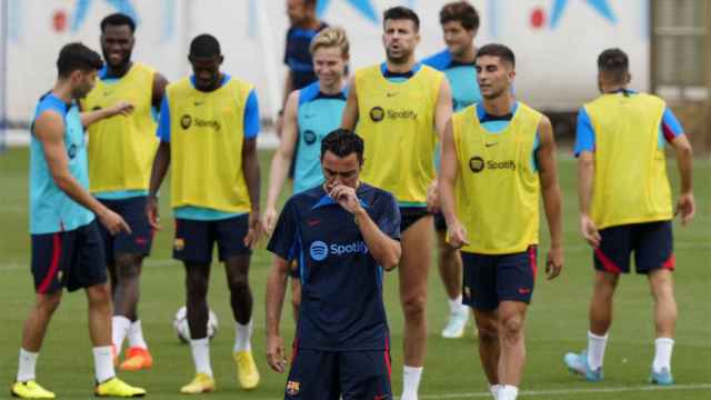 Xavi Hernández, rodeado de jugadores durante un entrenamiento del Barça / FCB