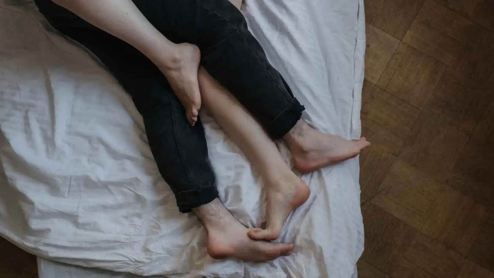 Una pareja estirada en la cama