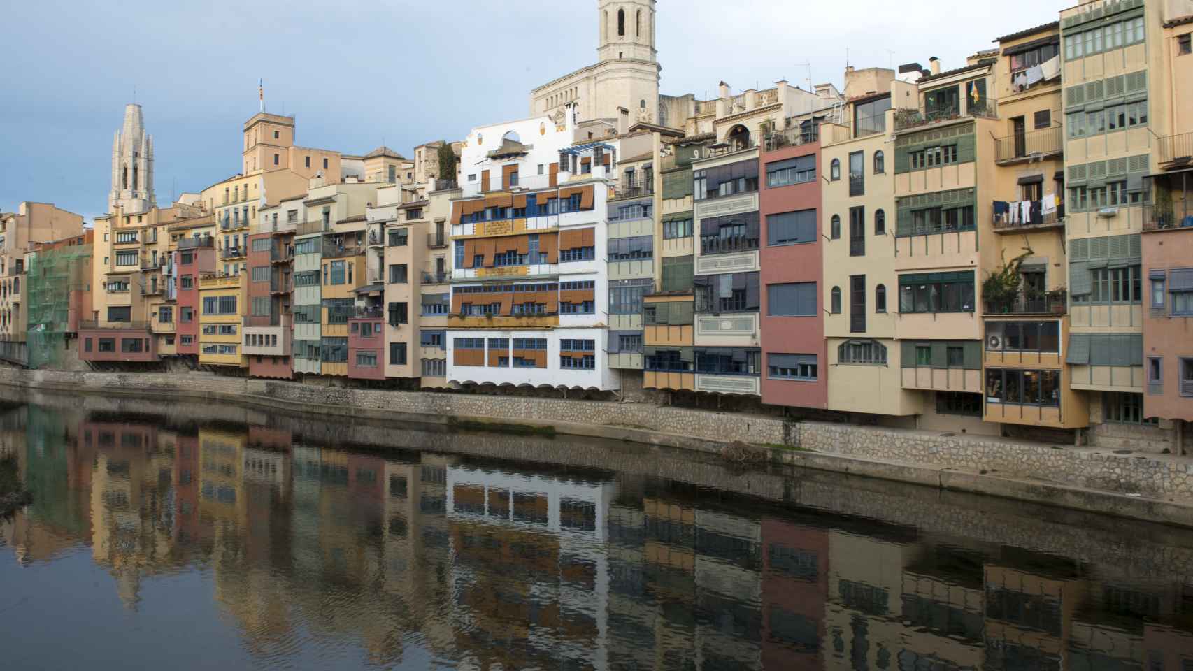 Vista del río Onyar con la Catedral y la Iglesia de Sant Feliu, a 30 de diciembre de 2021, en Girona (España).