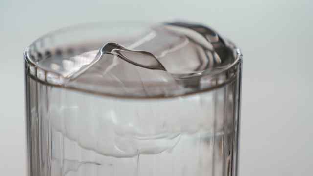Un vaso de agua con hielo